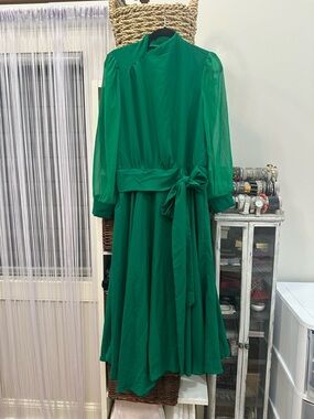 Green Long Sleeve Midi Dress with Waist Tie